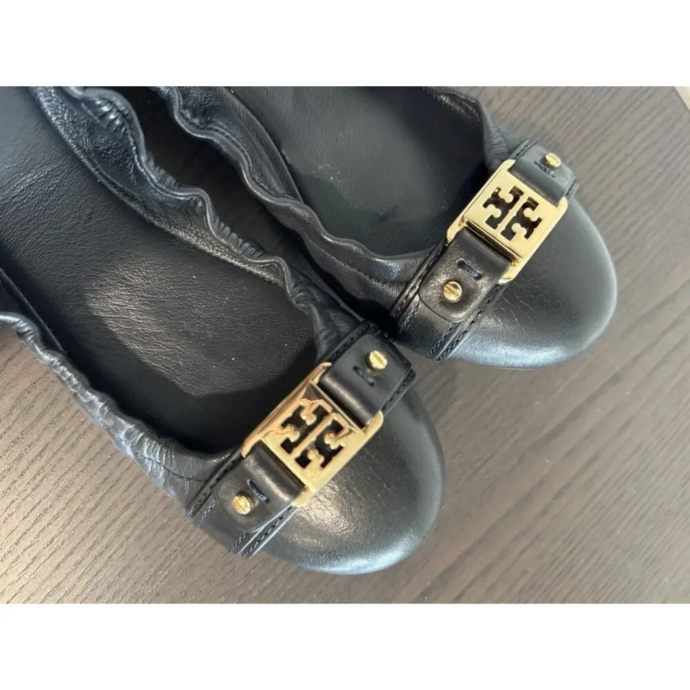 Tory Burch Ballet Flats‎ Women Size 8 Black Gold Logo Buckle Quiet Luxury Chic
